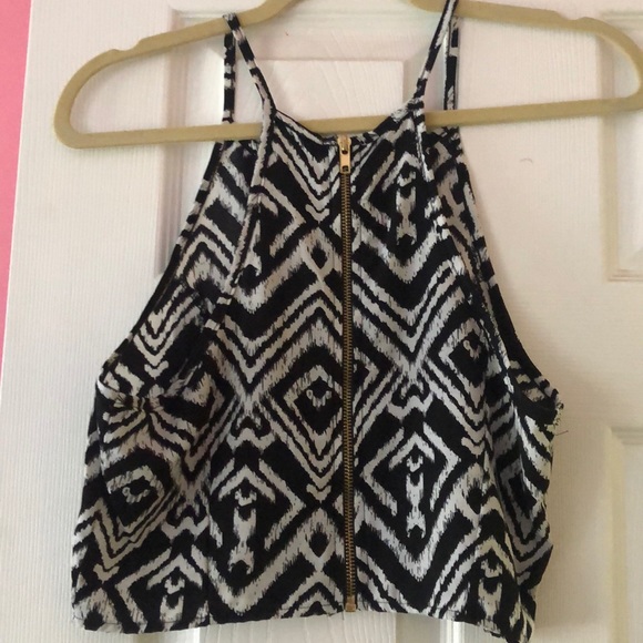 A patterned tank - Picture 2 of 2